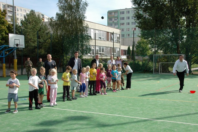 Hod míčkem na přesnost si vyzkoušel i Alexandr Vondra