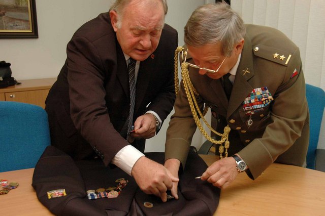 Připevňování nových medailí na sako pro Vasila Korola 1