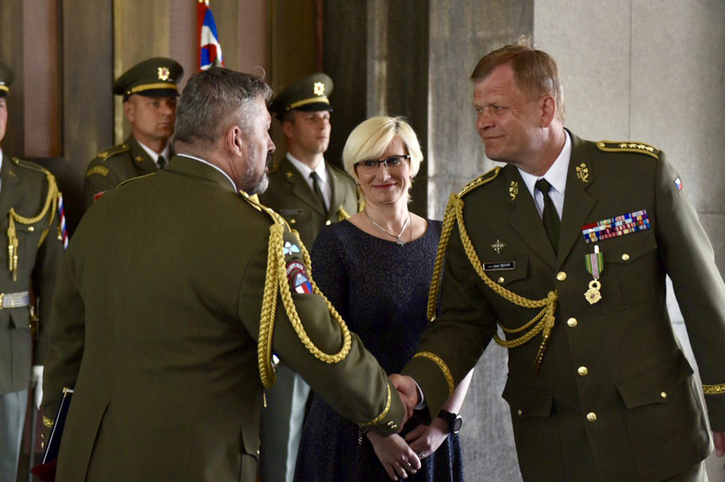 Generálporučík Aleš Opata a armádní generál Josef Bečvář se loučí