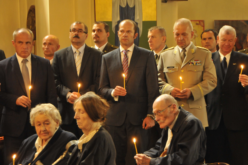 Další zástupci MO a AČR v chrámu, například náměstek ministryně obrany Pavel Beran, první zástupce náčelníka Generálního štábu AČR generálporučík Jiří Baloun či zástupce náčelníka Generálního štábu - náčelník štábu brigádní generál Miroslav Hlaváč