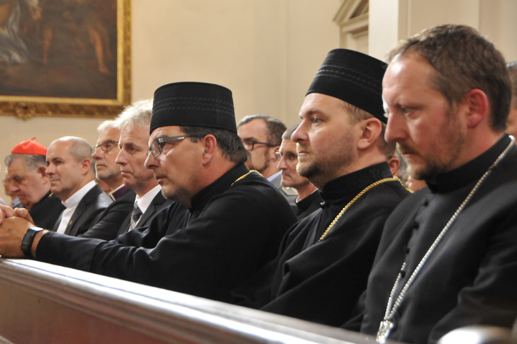 Církevní hodnostáři na bohoslužbě ve vojenském kostele sv. Jana Nepomuckého