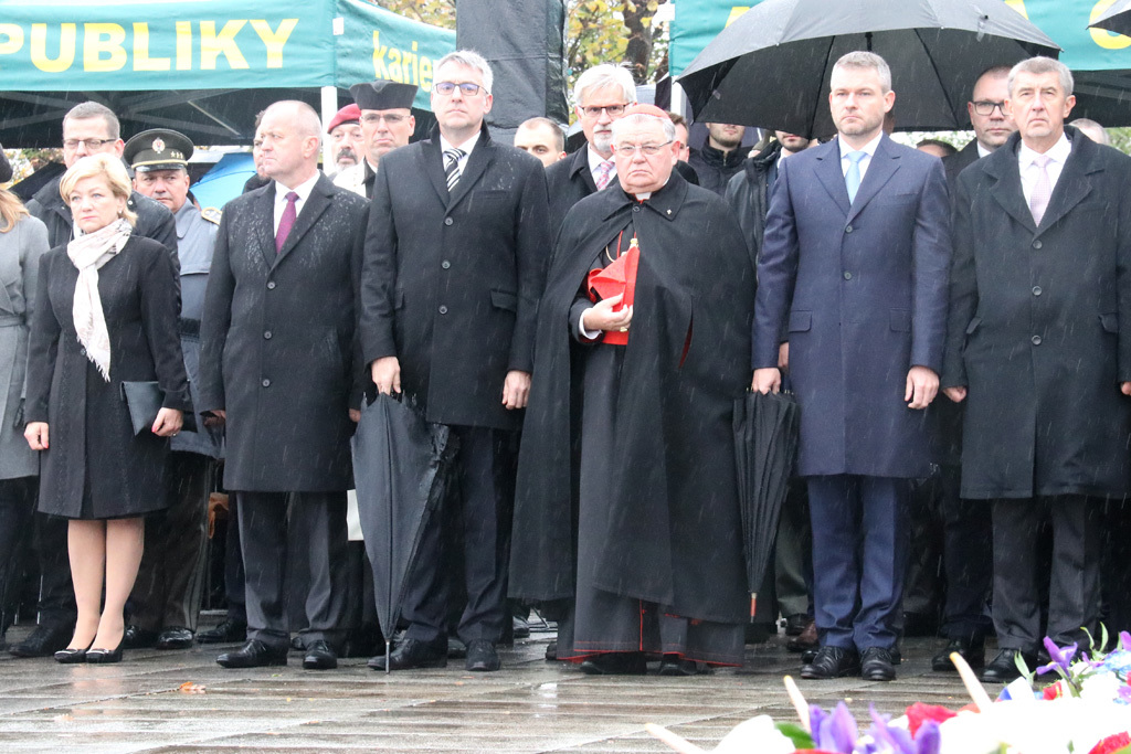 Ministr obrany Lubomír Metnar, Dominik kardinál Duka, slovenský premiér Peter Pellegrini a český premiér Andrej Babiš