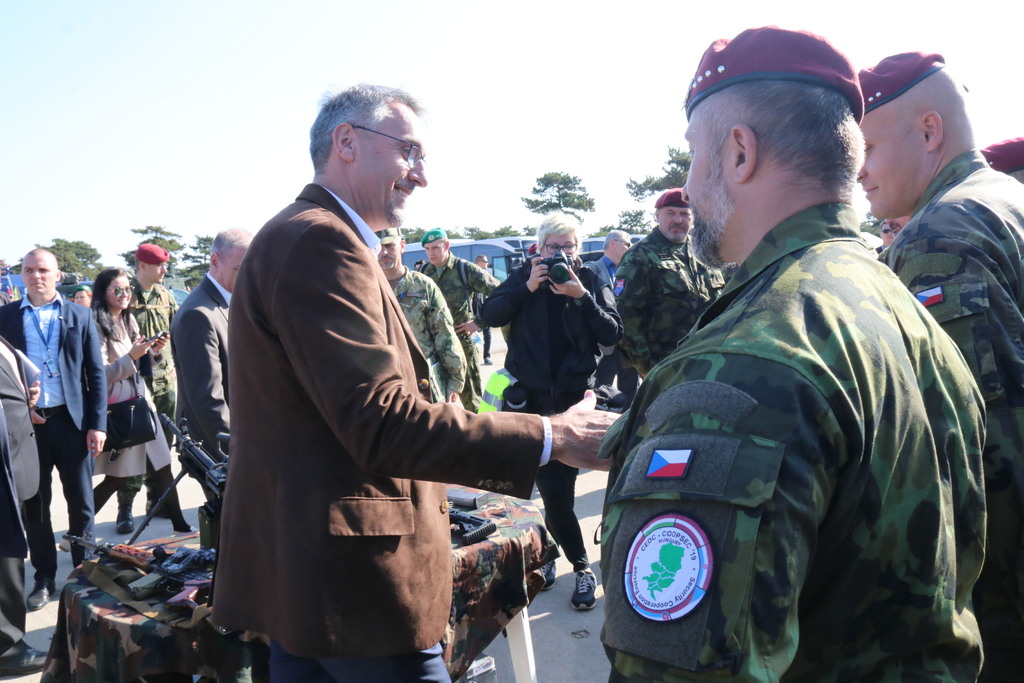 Ministr obrany ČR Lubomír Metnar se zdraví se zástupci Armády ČR, kteří se zúčastnili cvičení Cooperative Security v Maďarsku