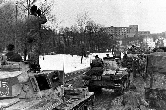 Jednotky Tankového sboru SS vstupují do dobytého Charkova