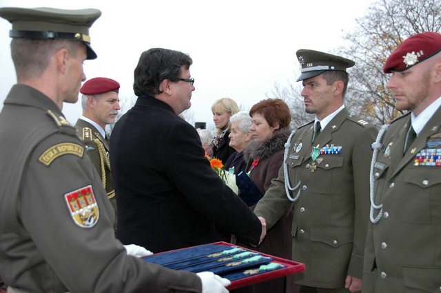 Ministr obrany udělil 13 Záslužných křížů MO ČR III. stupně