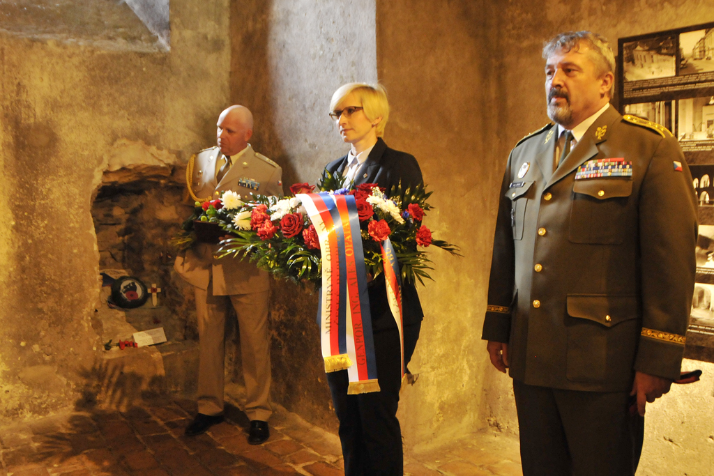 Ministryně obrany Karla Šlechtová a NGŠ AČR generálporučík Aleš Opata na pietním aktu u pamětní desky v kryptě chrámu