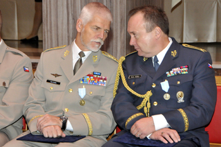 Armádní generál Petr Pavel v rozhovoru s brigádním generálem Radkem Hasalou