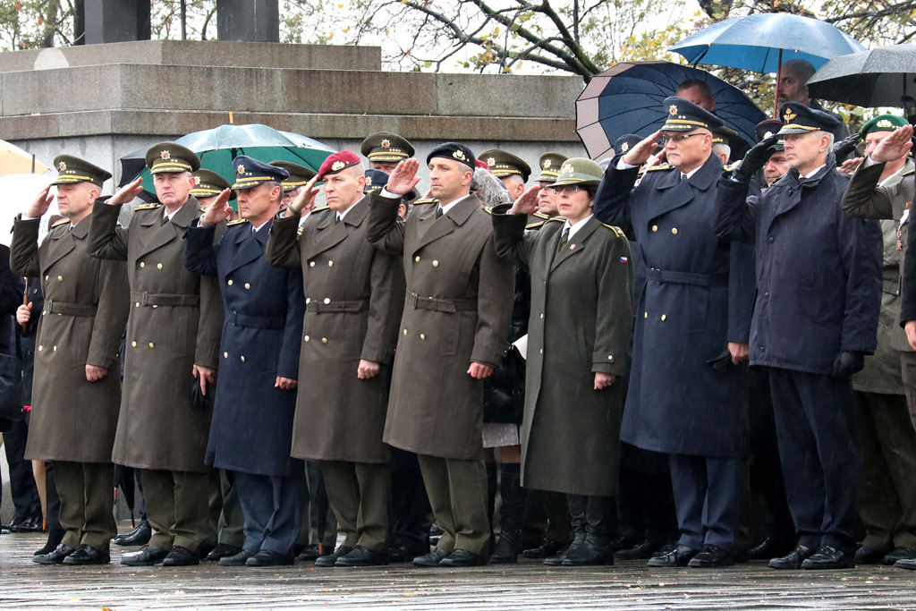 Zástupci Generálního štábu AČR - generálové Jiří Baloun, Jaroslav Kocián, Jiří Verner, Miroslav Hlaváč, Pavel Kříž, generálka Lenka Šmerdová a generál Jaromír Alan
