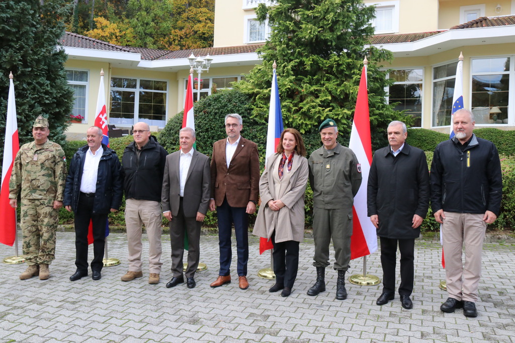 Společné foto ministrů obrany států Středoevropské obranné spolupráce