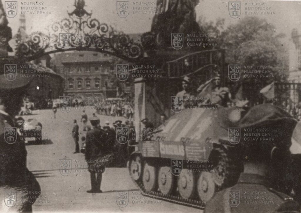 Fotografie - útočné vozy pražských povstalců
