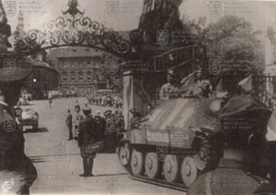 Fotografie - útočné vozy pražských povstalců