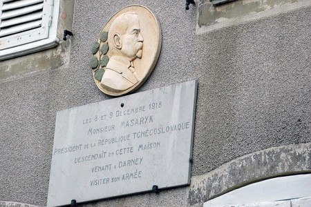 Na závěr dne česká delegace položila květiny k pamětní desce na domu, kde v prosinci 1918 nocoval prezident T. G. Masaryk