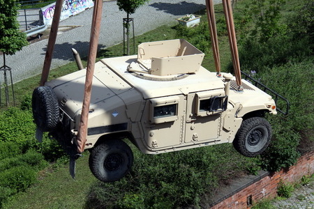 Humvee přistálo na nádvoří Armádního muzea Žižkov, prvorepublikový tank LTP odletěl