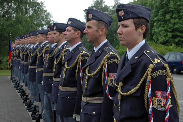 Česná jednotka vystřelila na počest generála tři salvy