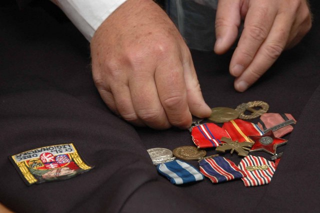 Připevňování nových medailí na sako pro Vasila Korola 2