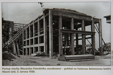 Stavba památníku v roce 1930