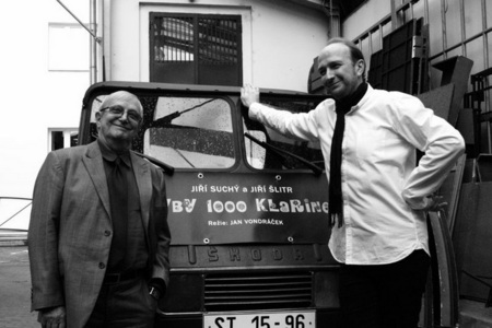 Dva historické automobily obohacují premiéru Kdyby tisíc klarinetů