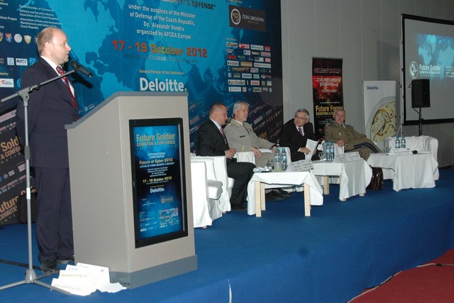 Panelisté konference o kybernetické bezpečnosti