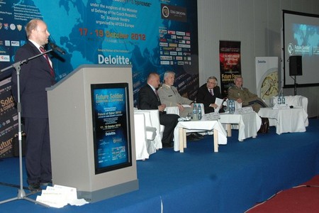 Panelisté konference o kybernetické bezpečnosti