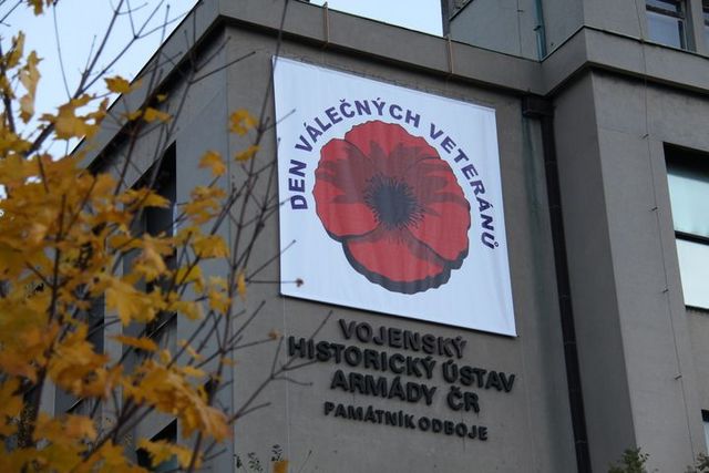 Instalace vlčího máku na budovu Armádního muzea Žižkov 1