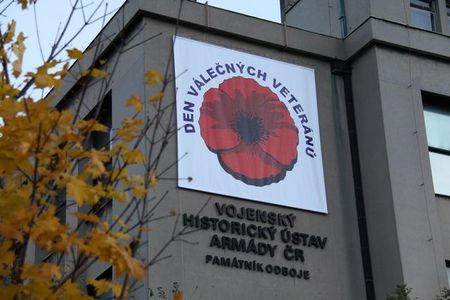 Instalace vlčího máku na budovu Armádního muzea Žižkov 1