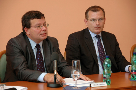 Alexandr Vondra představil tým, který připraví novou vizi české armády