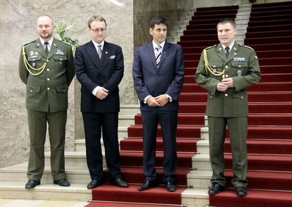 Zahájení výstavy: zleva kpt. Josef Turek (VHÚ), Tomáš Jakl (VHÚ), náměstek ministra obrany Michael Hrbata, plk. Michal Burian (VHÚ)