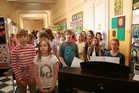 Na výstavě již tradičně zazněla stonožková hymna :Never by alone“, kterou zazpíval školní pěvecký sbor