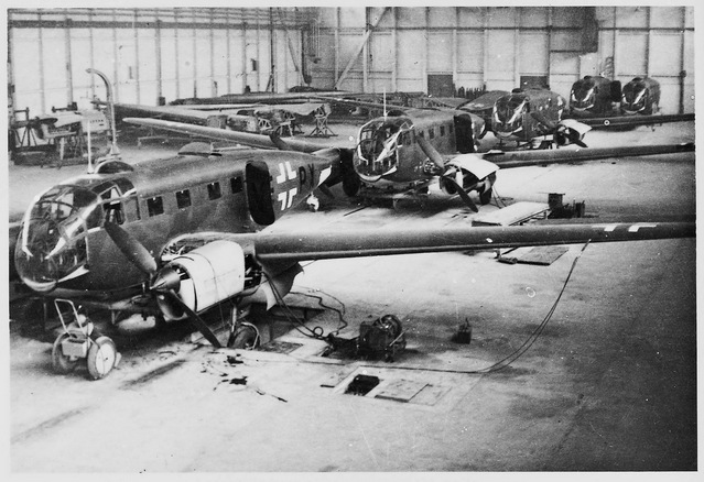 Výroba letounů Siebel Si 204 ve vysočanské továrně Aero. Foto archiv VHÚ