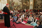 Kardinálu Dominiku Dukovi přijely do Prahy popřát desítky dětí a učitelů ze stonožkových škol