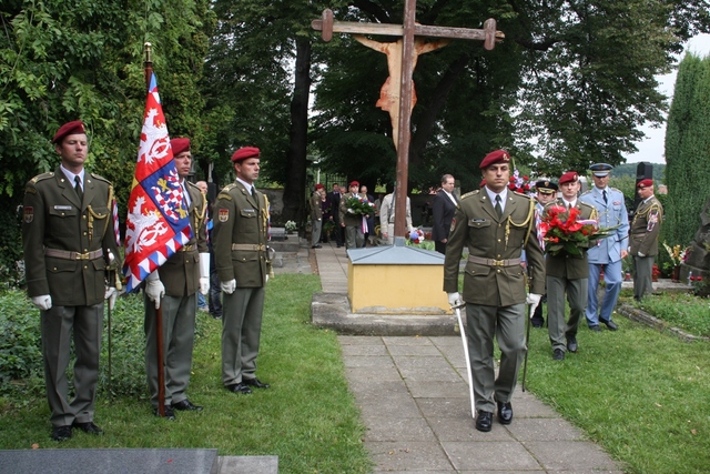 Účastníci pietního aktu přinášejí kytice ke hrobu