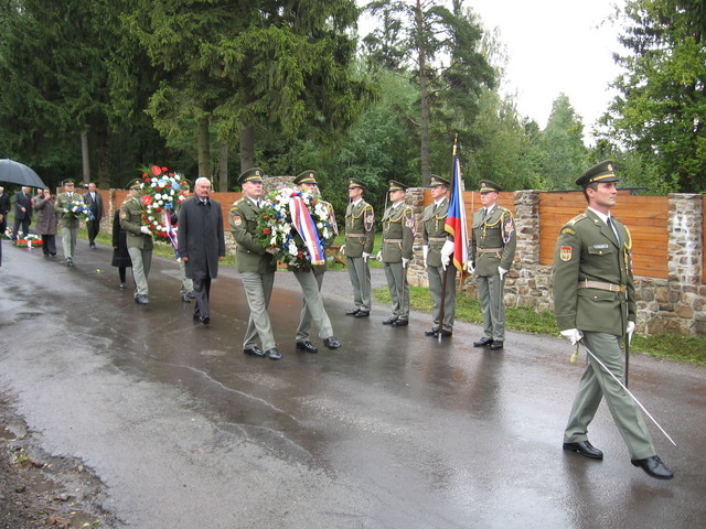 Součástí XXI. celostátního setkání Svazu PTP ČR – Vojenských táborů nucených prací bylo také položení venců k památníku PTP