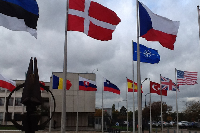 Vlajky před vchodem do sídla NATO
