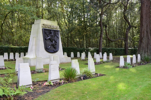  Brookwoodský hřbitov je místem posledního odpočinku mnohých československých vojáků, kteří padli v bojích druhé světové války. 