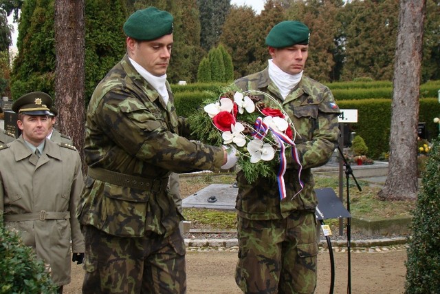 Kladení věnců u památníku 1. světové války