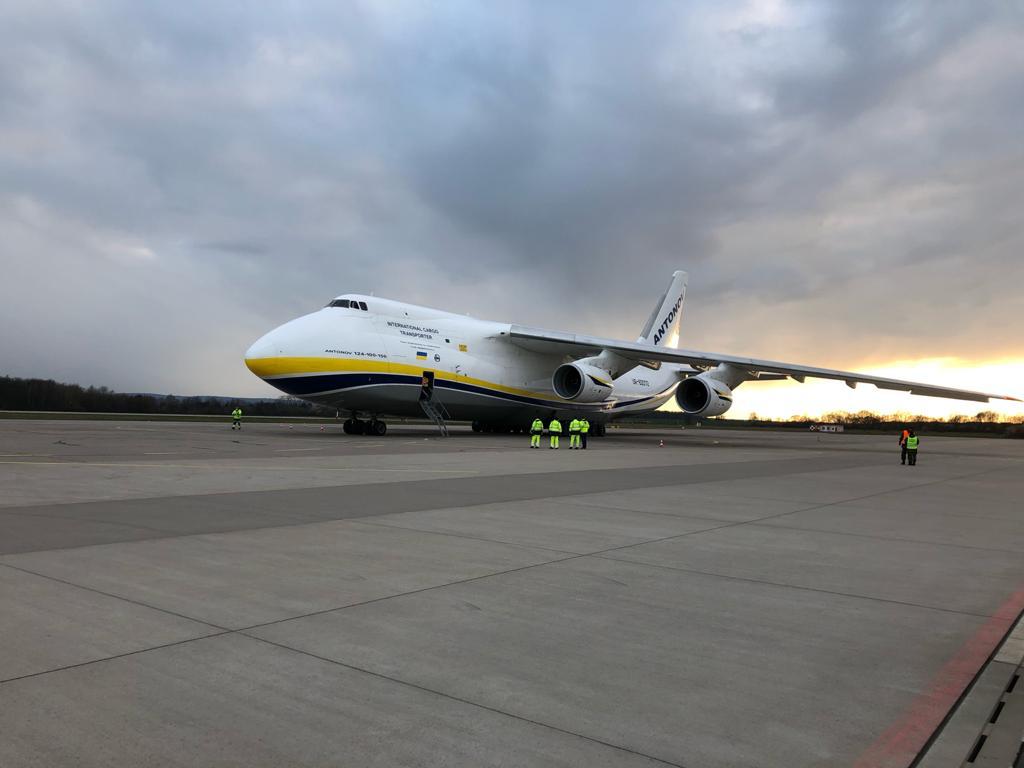 Přesně v 18.35 přistál na pardubickém letišti třetí An-124 Ruslan se zdravotnickým materiálem