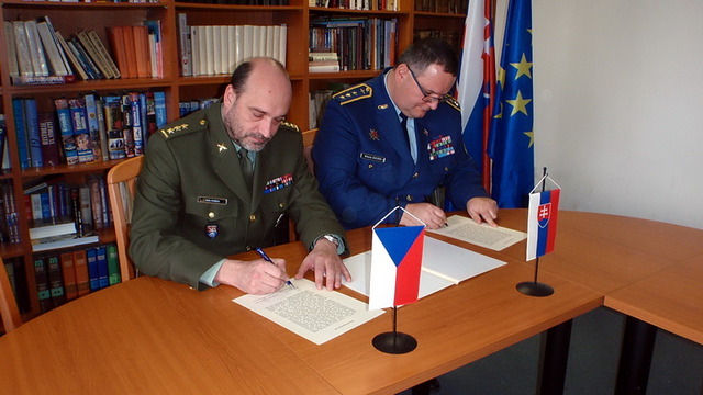 Plukovník Aleš Knížek (vlevo) a plukovník Miloslav Čaplovič při podpisu společného memoranda