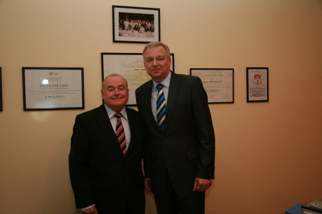 Ministr obrany Vlastimil Picek s ředitelem Ústavu leteckého zdravotnictví Dušanem Bartošem