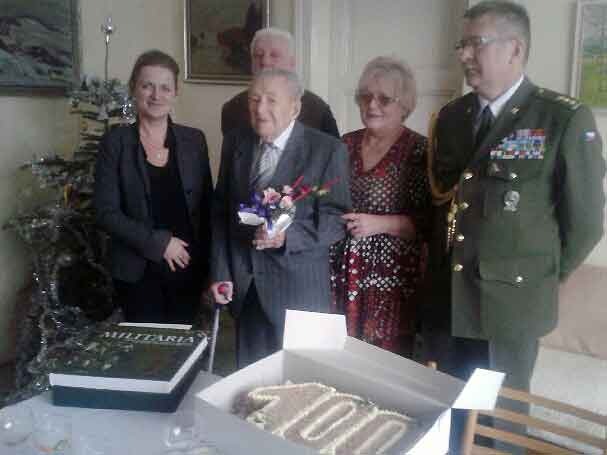 Miroslav Kalabus s gratulanty: náměstkyní ministra obrany Lenkou Ptáčkovou Melicharovou, terénní pracovnicí J. Kouřilovou, krajským koordinátorem ing. Skácelem a ředitelem KVV Olomouc plk. Josefem Kulou. 