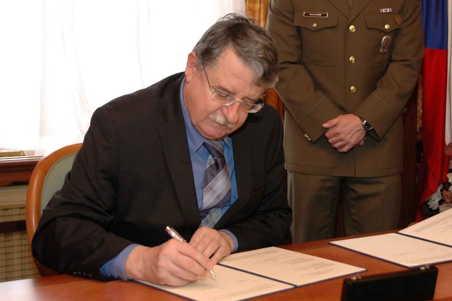 Dušan Navrátil při podpisu dohody