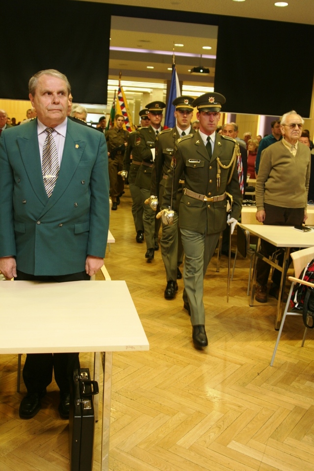 Nástup čestné stráže s prapory