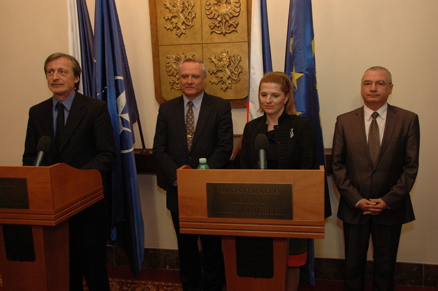 Ministr obrany ČR Martin Stropnický společně se svým náměstkem Bohuslavem Dvořákem představil na tiskové konferenci ředitelku Národního úřadu pro vyzbrojování Jitku Nalevajkovou a jejího zástupce Tomáše Dvořáčka
