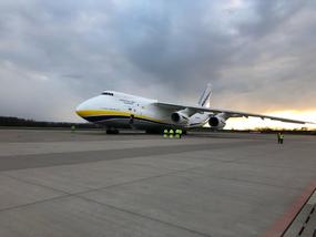 Přesně v 18.35 přistál na pardubickém letišti třetí An-124 Ruslan se zdravotnickým materiálem