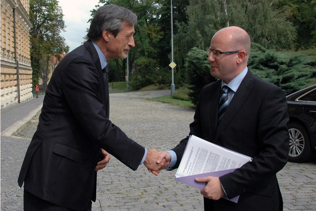Martin Stropnický vítá předsedu vlády na ministerstvu obrany