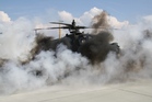 Ilustrační obrázek ke článkuAmple Strike 2014: Hasiči zachraňují posádku vrtulníku AH-64