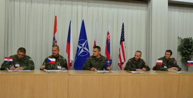 Podpis protokolu při TOA, pplk. Dragan Hodak (HRV), plk. gšt. Pavel Fejfar (CZE), pplk. Mateusz Dadal (POL), plk. Leon Stanoch (POL), pplk. Ivan Viselka (SVK) zleva