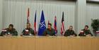 Podpis protokolu při TOA, pplk. Dragan Hodak (HRV), plk. gšt. Pavel Fejfar (CZE), pplk. Mateusz Dadal (POL), plk. Leon Stanoch (POL), pplk. Ivan Viselka (SVK) zleva