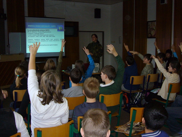 Žáci se aktivně zapojovali do programu a za správné odpovědi byli odměňováni drobnými předměty