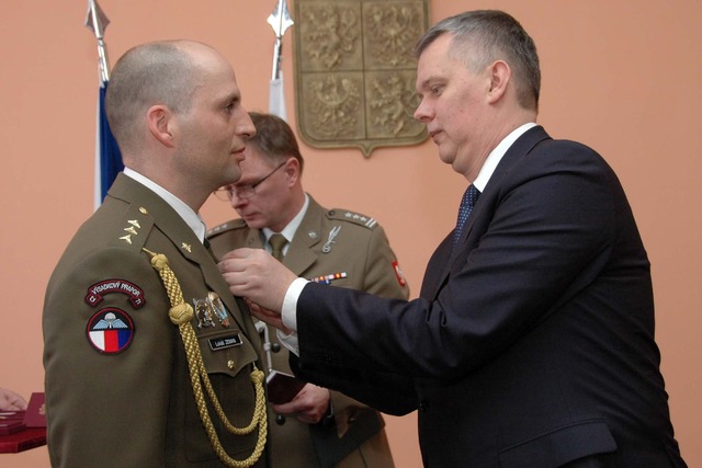 V rámci návštěvy udělil polský ministr obrany čtyřem českým vojákům - příslušníkům 2. strážní roty BAF Úkolového uskupení AČR ISAF - Bronzovou medaili polských ozbrojených sil (na snímku nadporučík Lukáš Zeman)