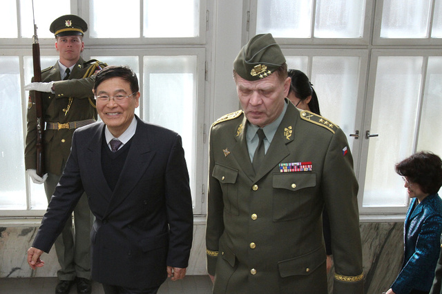  Zástupce náčelníka Generálního štábu Čínské lidové osvobozenecké armády admirál Sun Jianguo v České republice doprovázel genpor. Josef Bečvář, 1. zástupce NGŠ AČR